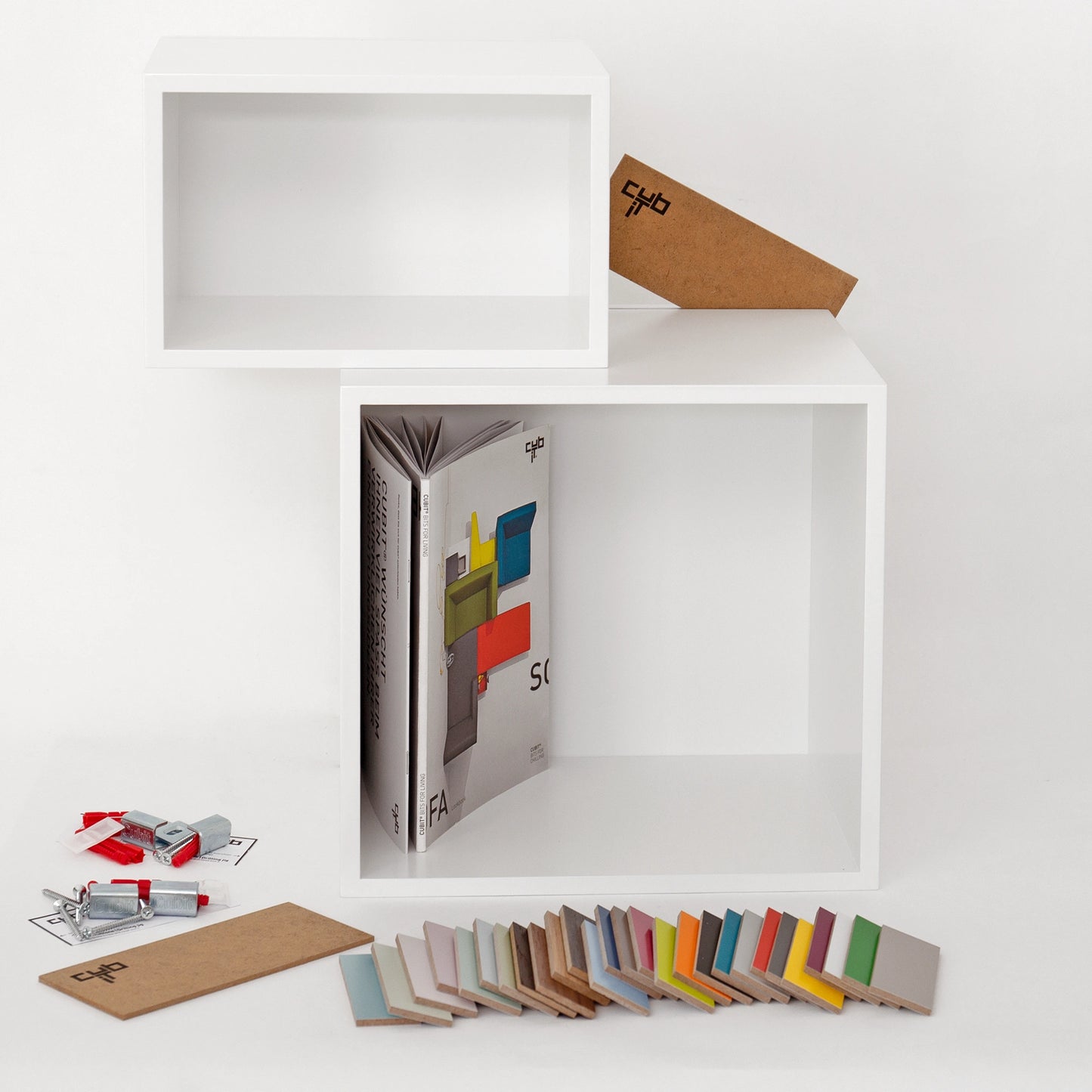 Module d'étagères blanc avec échantillons de peinture et brochure