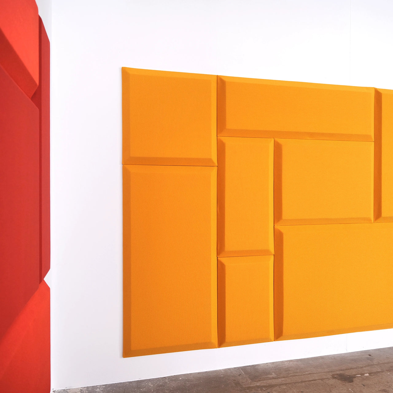 Wandinstallation aus geometrischen Akustikpaneelen – Beispiel für modulare Gestaltung und Flexibilität