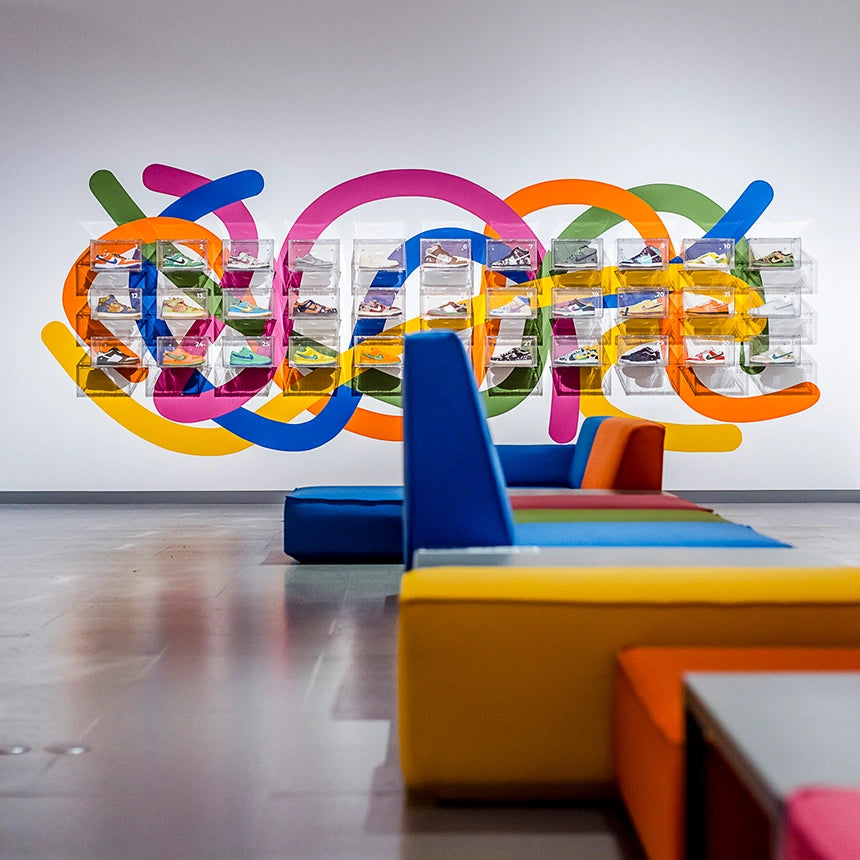 Bunte Cubit Sofamodule in einem farbenfrohen Ausstellungsraum mit Wandgrafik und Sneaker-Vitrinen, konzipiert als Contract Möbel für Besucherbereiche