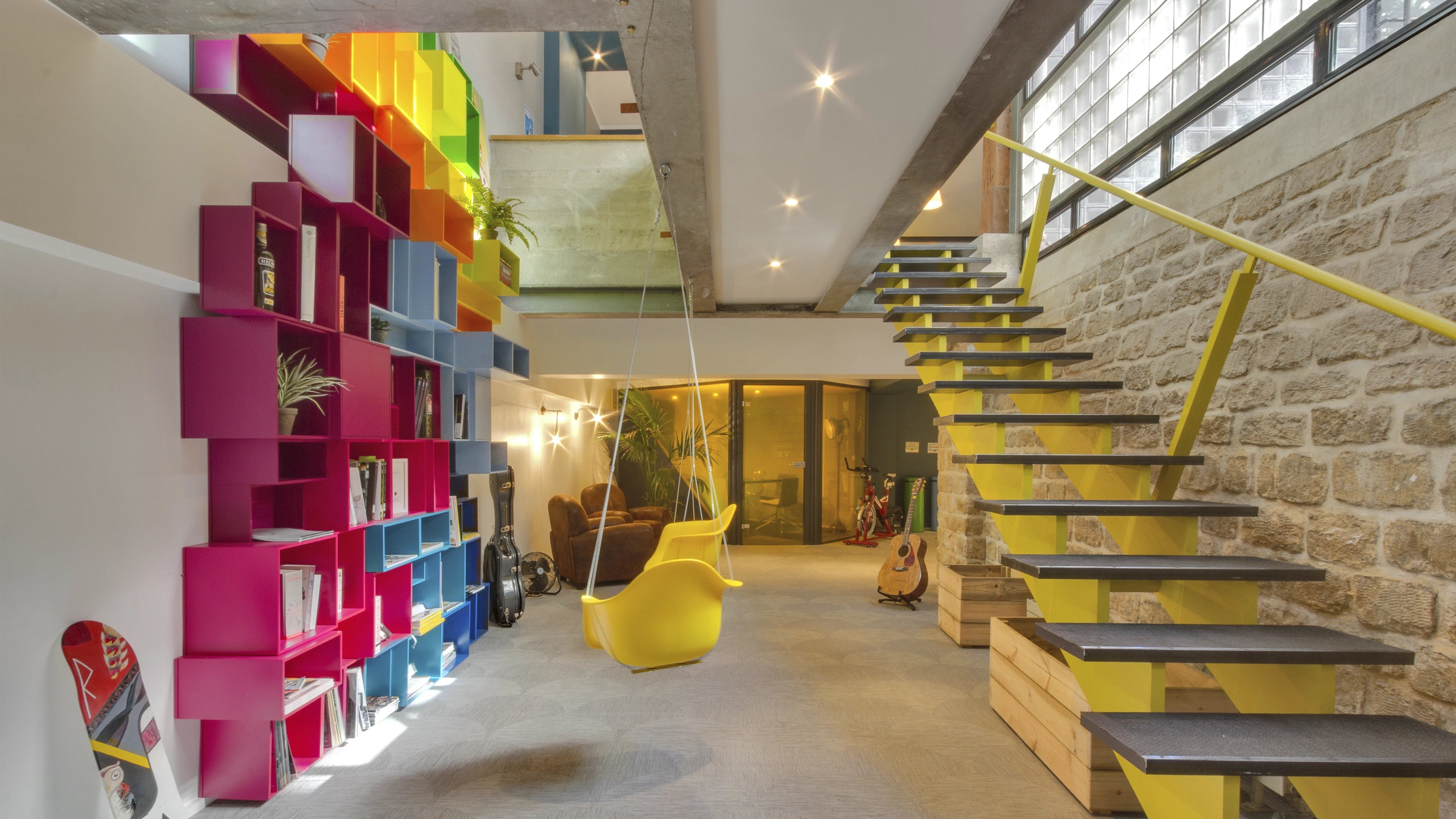 Referenzprojekt mit einem farbenfrohen Cubit Regalsystem in einem modernen Pariser Büro – individuelles Möbeldesign im Arbeitsumfeld