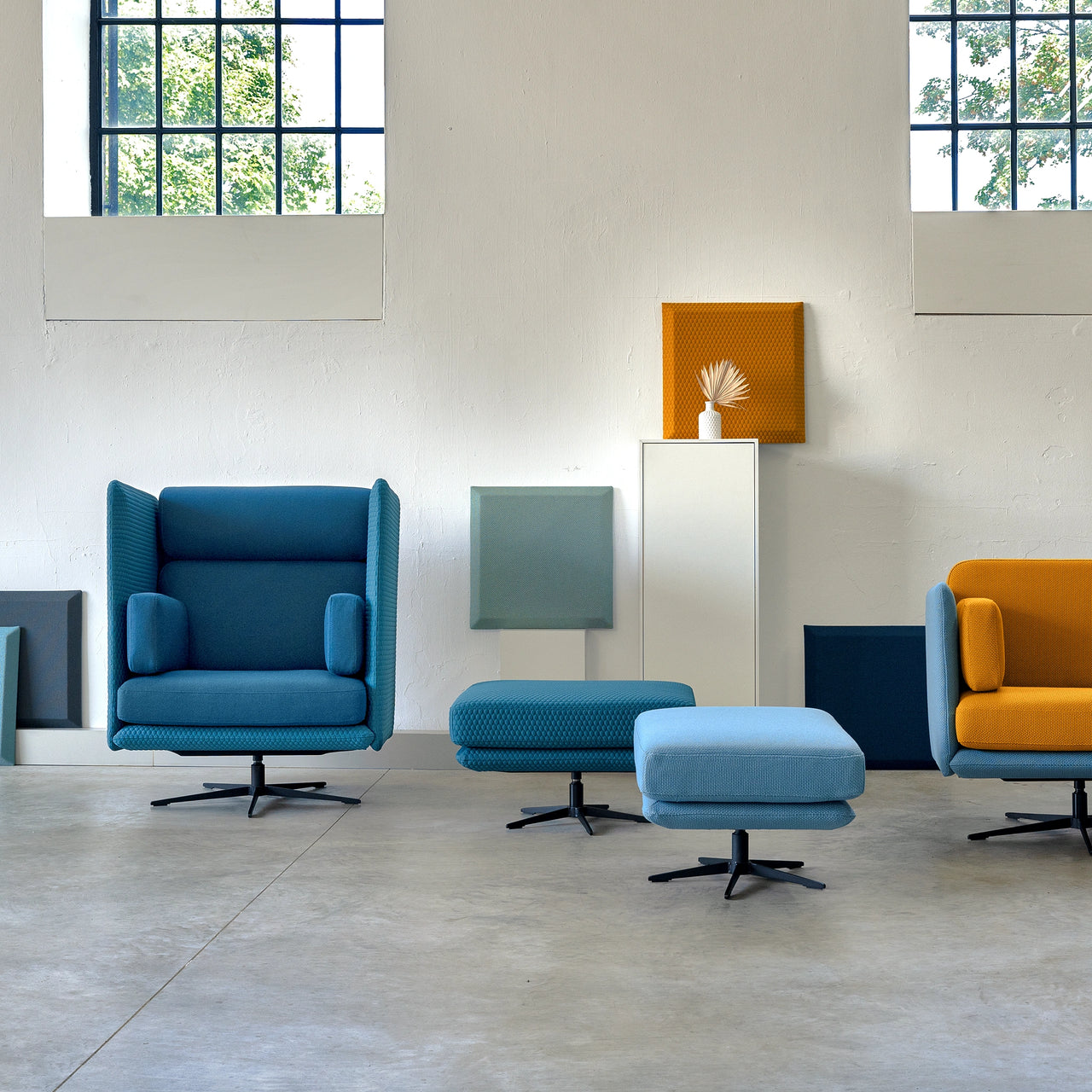 Sonderanfertigungen von Loungesesseln mit Hockern im Rahmen eines Contract-Auftrags – stilvolle Präsentation im Showroom