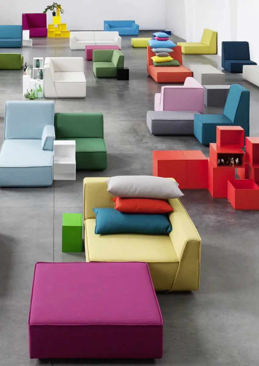 unte modulare Sofas in Loft – große Ausstellung verschiedener Farben und Konfigurationen.