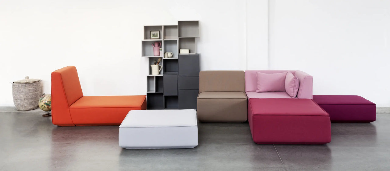 Modulares Sofa in Orange, Pink und Grau mit modularem Regalsystem in Loft-Wohnung.