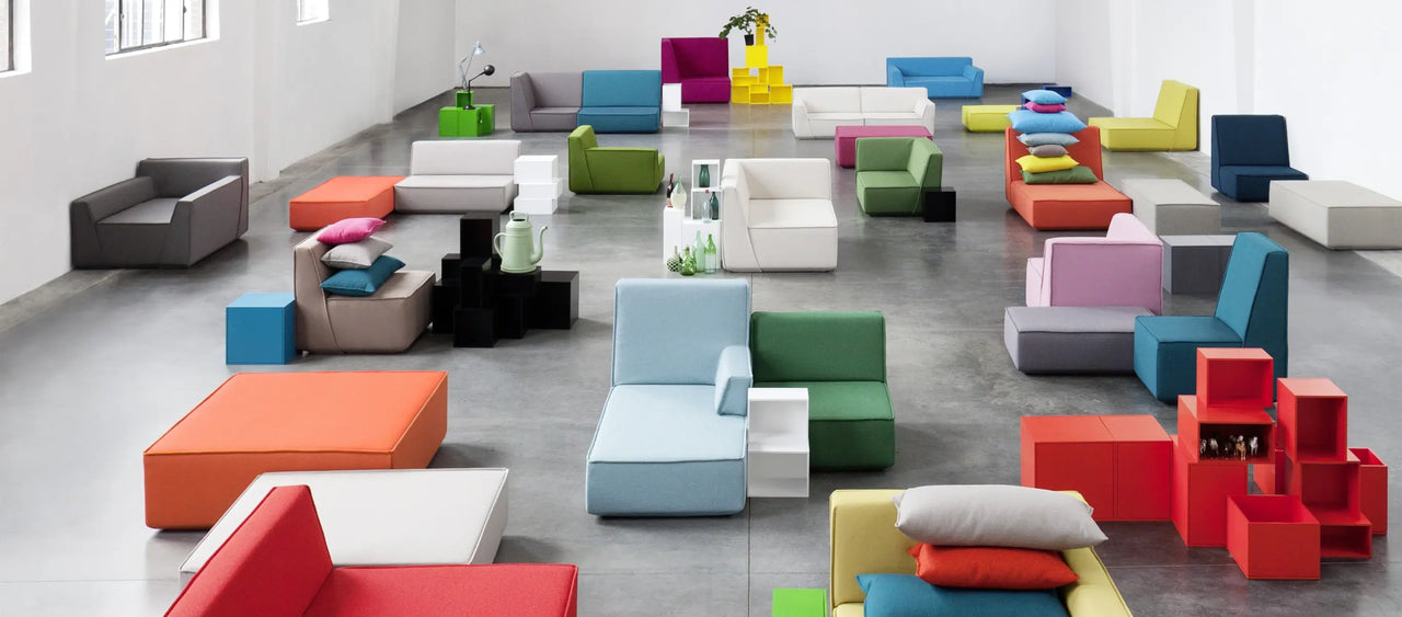 Bunte modulare Sofas und Regale in Showroom-Ausstellung mit vielen Farben.