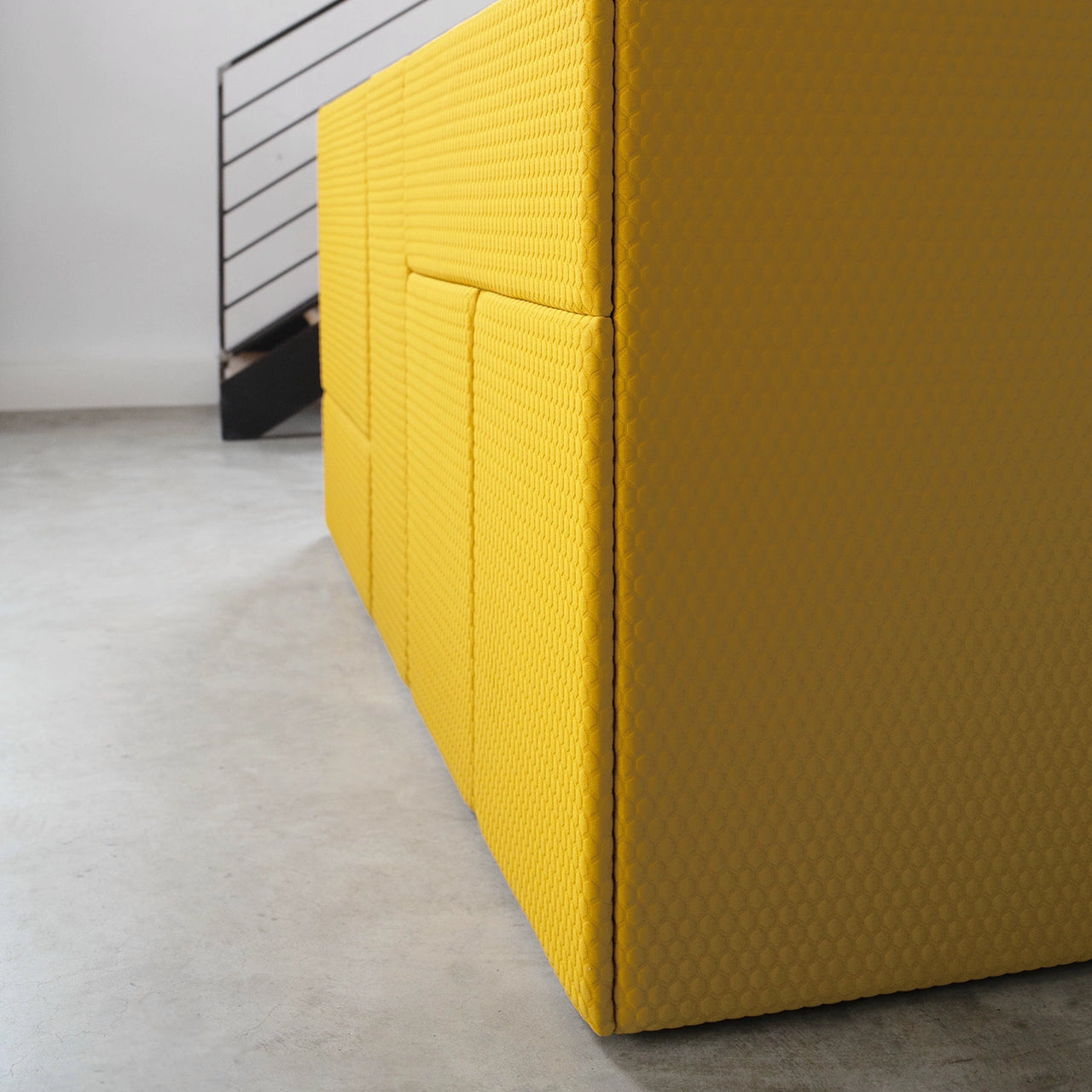 Meuble acoustique sur mesure avec revêtement en tissu jaune à structure alvéolaire, efficace sur le plan acoustique, fabrication spéciale dans un design moderne.