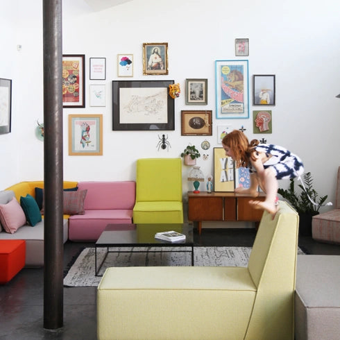 canapé modulable aux couleurs vives, combiné à un aménagement mural décoratif.