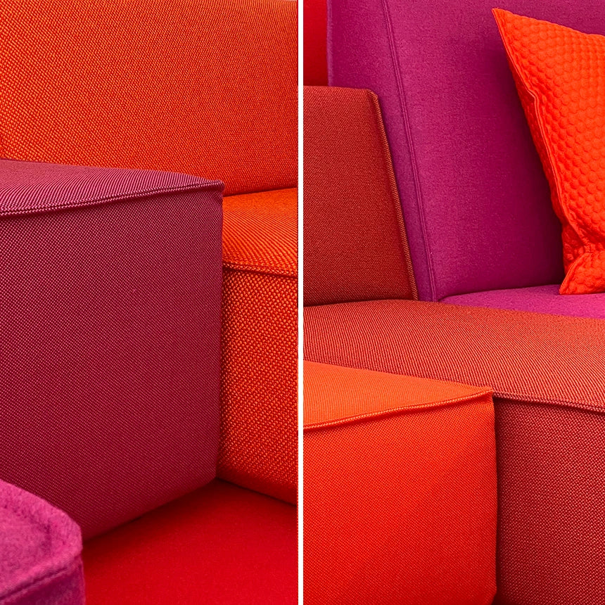 Gros plan sur deux coins de canapé combinés différemment, avec des couleurs de tissu intenses et une texture claire, mettant en évidence la construction modulaire et la diversité des couleurs du canapé.