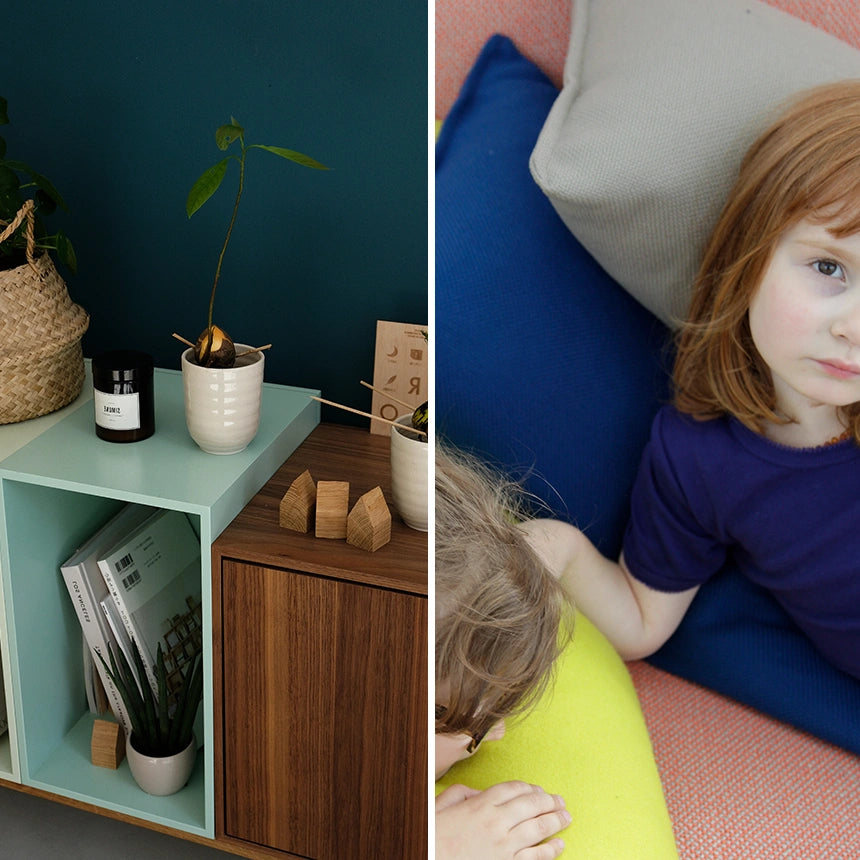 À gauche : Étagère avec module ouvert et fermé, décorée de plantes et d'objets. À droite : enfant allongé sur une surface de canapé modulaire avec des coussins colorés.