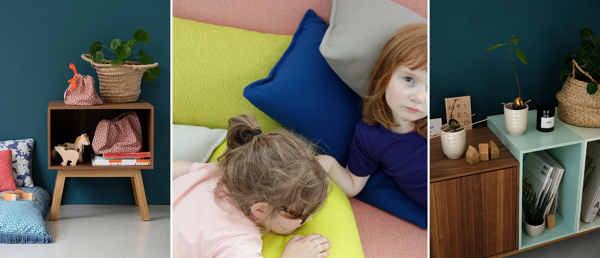 Trois scènes de vie : A gauche, une étagère en bois avec des jouets et des coussins, au milieu, deux enfants sur un canapé modulaire avec des coussins colorés, à droite, un module d'étagères avec des plantes et des décorations devant un mur coloré.